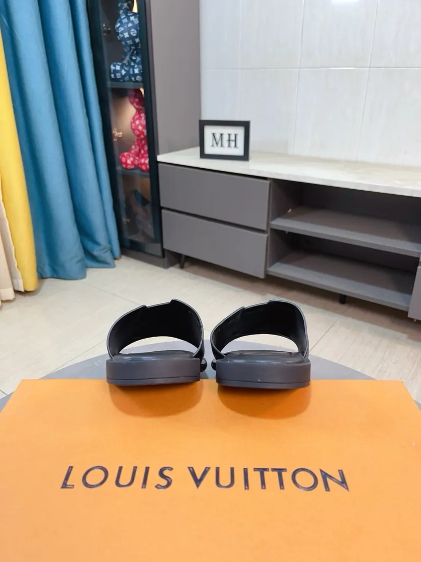 Men's shoes 💰300🌸🌸LV Ordinary men's spring and summer slippers, uppers imported from Italy, cowhide fabric, logo graphics, high-quality craftsmanship, soles: original soles specially provided by the original factory, exclusive movable molded soles super comfortable, original factory single goods, 🔍🔍high quality, you can enter and exit the counter at will, welcome to compare, size 38-45
